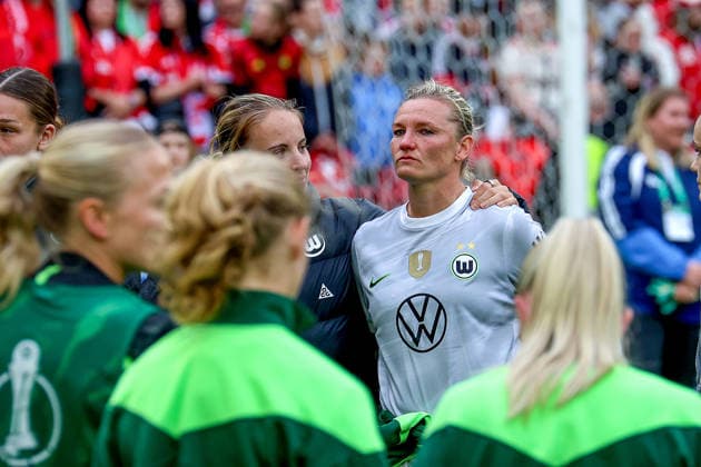 2026 05 14, xsscx, Football, Final DFB Cup Women, VfL Wolfsburg FC Bayern Munich, Season 2025 2026, Rhein Energie Stadium in Cologne Luca Papp VfL Wolfsburg 13 comforts Alexandra Popp VfL Wolfsburg 11 after the defeat DFB regulations prohibit any use of photographs as image sequences and or quasi video Photo xSandraxScherningxPressefotoKochx Nordrhein Westfalen Germany