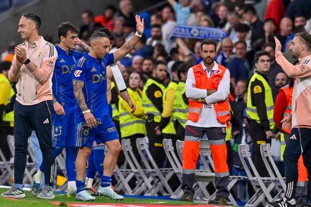 May 15, 2026, Madrid, Madrid, Spain: CAZORLA SANTI of Real Oviedo says goodbye during the match corresponding to the thirty-six round of the 2025 26 First Division National League Championship between REAL MADRID C.F. Vs REAL OVIEDO, played at the Bernabeu Stadium on May 14, 2026, in Madrid, Spain. Madrid Spain - ZUMAc312 20260515_zsp_c312_077 Copyright: xOscarxManuelxSanchezx