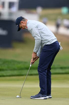 NEWTON SQUARE, PA - MAY 14: Justin Rose of England hits the ball during round one of the 2026 PGA, Golf Herren Championship on May 14th, 2026 at Aronimink Golf Club in Newtown Square, PA.(Photo by Terence Lewis Icon Sportswire) GOLF: MAY 14 PGA PGA Championship EDITORIAL USE ONLY Icon260514073