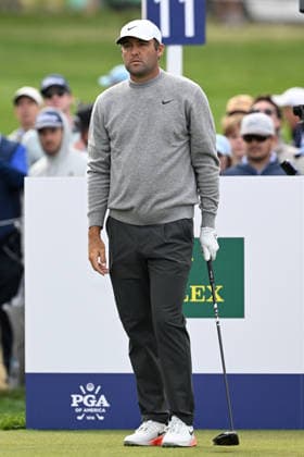 NEWTON SQUARE, PA - MAY 14: Scottie Scheffler of United States of America during round one of the 2026 PGA, Golf Herren Championship on May 14th, 2026 at Aronimink Golf Club in Newtown Square, PA.(Photo by Terence Lewis Icon Sportswire) GOLF: MAY 14 PGA PGA Championship EDITORIAL USE ONLY Icon260514103