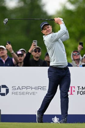NEWTON SQUARE, PA - MAY 14: Justin Rose of England hits the ball during round one of the 2026 PGA, Golf Herren Championship on May 14th, 2026 at Aronimink Golf Club in Newtown Square, PA.(Photo by Terence Lewis Icon Sportswire) GOLF: MAY 14 PGA PGA Championship EDITORIAL USE ONLY Icon260514119