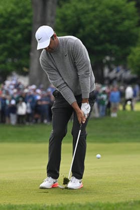 NEWTON SQUARE, PA - MAY 14: Scottie Schefler of United State of America hits the ball during round one of the 2026 PGA, Golf Herren Championship on May 14th, 2026 at Aronimink Golf Club in Newtown Square, PA.(Photo by Terence Lewis Icon Sportswire) GOLF: MAY 14 PGA PGA Championship EDITORIAL USE ONLY Icon260514138