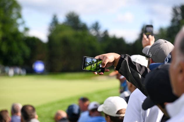 NEWTON SQUARE, PA - MAY 14: A spectator taking a video of Scottie Scheffler is shown during round one of the 2026 PGA, Golf Herren Championship on May 14th, 2026 at Aronimink Golf Club in Newtown Square, PA.(Photo by Terence Lewis Icon Sportswire) GOLF: MAY 14 PGA PGA Championship EDITORIAL USE ONLY Icon260514143