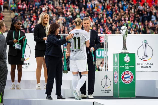 14 05 2026, xovx, Football, Womens DFB Cup Final, VfL Wolfsburg FC Bayern Munich Honor after the lost cup final for Alexandra Popp VfL Wolfsburg Köln Rhein Energie Stadion Nordrhein Westfalen Germany DE