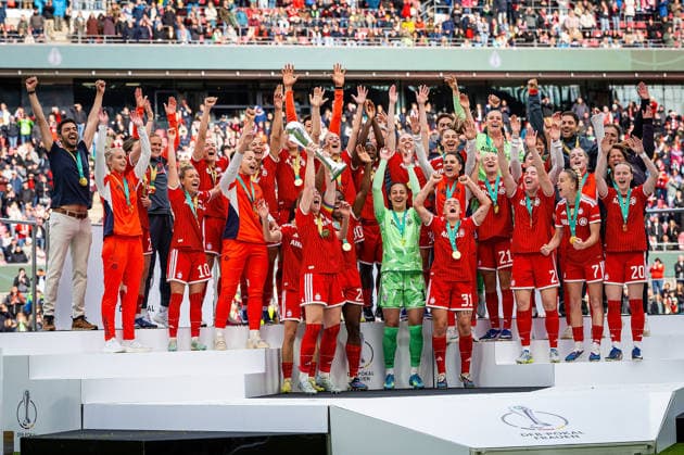 14 05 2026, xovx, Football, Womens DFB Cup Final, VfL Wolfsburg FC Bayern Munich DFB Cup Winner Season 2025 2026, the players of FC Bayern Munich Glodis Perla Viggosdottir FC Bayern Munich lifts the trophy Cologne Rhein Energie Stadium North Rhine-Westphalia Germany EN