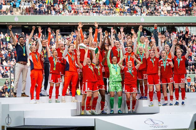 14 05 2026, xovx, Football, Womens DFB Cup Final, VfL Wolfsburg FC Bayern Munich DFB Cup Winner Season 2025 2026, the players of FC Bayern Munich Glodis Perla Viggosdottir FC Bayern Munich lifts the trophy Cologne Rhein Energie Stadium North Rhine-Westphalia Germany EN