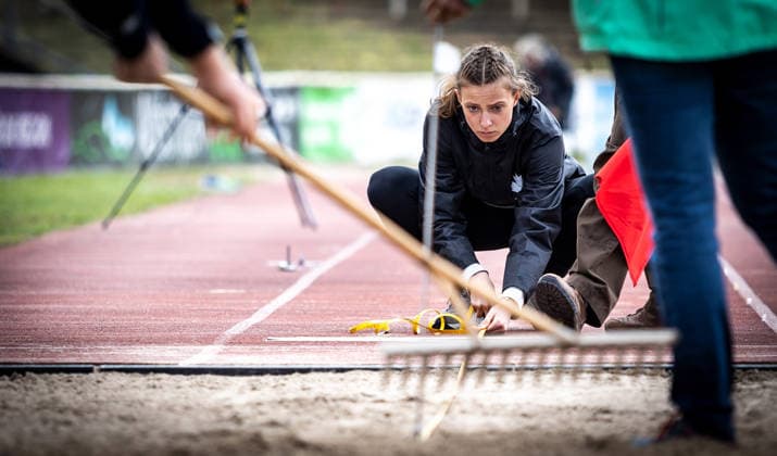 7 Wiesbadener Sprungmeeting WI JUMP Wiesbaden, 14 05 2026 Impression A female judge measuring an attempt in the long jump 7 Wiesbadener Sprungmeeting WI JUMP on 14 05 2026 at the Helmut Schön Sportpark in Wiesbaden Hessen Copyright: xBEAUTIFULxSPORTS R.xSchmittx