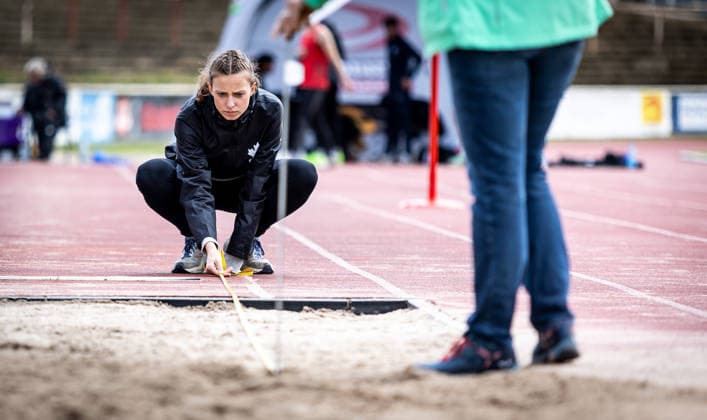 7 Wiesbadener Sprungmeeting WI JUMP Wiesbaden, 14 05 2026 Impression A female judge measuring an attempt in the long jump 7 Wiesbadener Sprungmeeting WI JUMP on 14 05 2026 at the Helmut Schön Sportpark in Wiesbaden Hessen Copyright: xBEAUTIFULxSPORTS R.xSchmittx