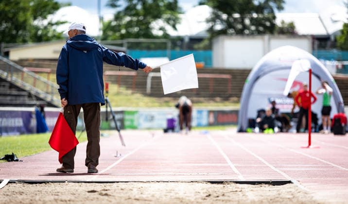 7 Wiesbadener Sprungmeeting WI JUMP Wiesbaden, 14 05 2026 Impression A referee with white and red flag in the long jump competition 7 Wiesbadener Sprungmeeting WI JUMP on 14 05 2026 at the Helmut Schön Sportpark in Wiesbaden Hessen Copyright: xBEAUTIFULxSPORTS R.xSchmittx