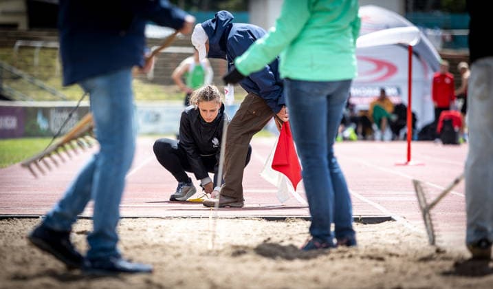 7 Wiesbadener Sprungmeeting WI JUMP Wiesbaden, 14 05 2026 Impression A female judge measuring an attempt in the long jump 7 Wiesbadener Sprungmeeting WI JUMP on 14 05 2026 at the Helmut Schön Sportpark in Wiesbaden Hessen Copyright: xBEAUTIFULxSPORTS R.xSchmittx