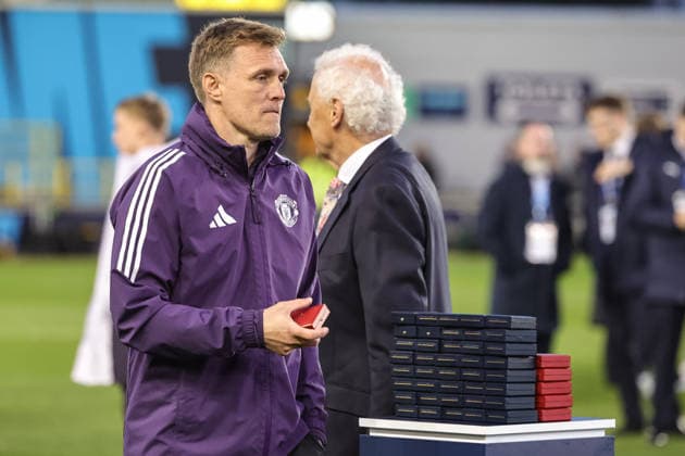 Manchester City v Manchester United, ManU - FA Youth Cup Final Darren Fletcher, head coach of Manchester United U18, collects his runner-up medal during the FA Youth Cup Final match between Manchester City U18 and Manchester United U18 at Joie Stadium in Manchester, United Kingdom, on May 14, 2026. Manchester Greater Manchester United Kingdom  Copyright: xNewsxImagesx originalFilename:cosgrove-fayouthc260514_npdLD.jpg