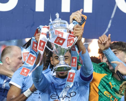 Manchester City v Manchester United, ManU - FA Youth Cup Final Manchester City players lift The FA Youth Cup after defeating Manchester United 2-1 during the FA Youth Cup Final match between Manchester City U18 and Manchester United U18 at Joie Stadium in Manchester, United Kingdom, on May 14, 2026. Manchester Greater Manchester United Kingdom  Copyright: xNewsxImagesx originalFilename:cosgrove-fayouthc260514_nponl.jpg