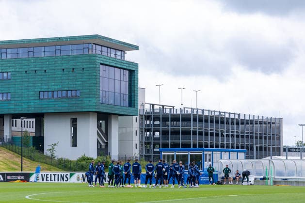 14 05 2026, Football, Training of FC Schalke 04 The players of S04 stand together on the pitch of the Parkstadion Gelsenkirchen Training ground FC Schalke 04 NRW Germany xRHR PHOTO YYx Copyright: RHR-FOTOx RHR-FOTO YY
