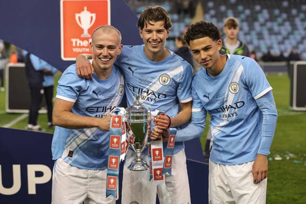 Manchester City v Manchester United, ManU - FA Youth Cup Final Manchester City players lift The FA Youth Cup after defeating Manchester United 2-1 during the FA Youth Cup Final match between Manchester City U18 and Manchester United U18 at Joie Stadium in Manchester, United Kingdom, on May 14, 2026. Manchester Greater Manchester United Kingdom  Copyright: xNewsxImagesx originalFilename:cosgrove-fayouthc260514_np6sv.jpg