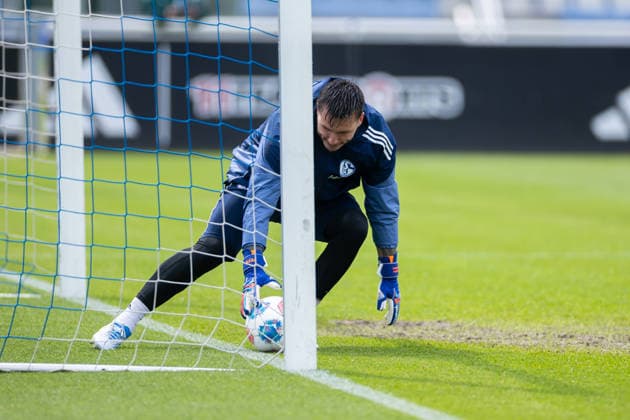 14 05 2026, Soccer, Training of FC Schalke 04 Goalkeeper Kevin Müller FC Schalke 04 scrapes the ball from the line, Gelsenkirchen Training ground FC Schalke 04 NRW Germany xRHR PHOTO YYx Copyright: RHR-FOTOx RHR-FOTO YY
