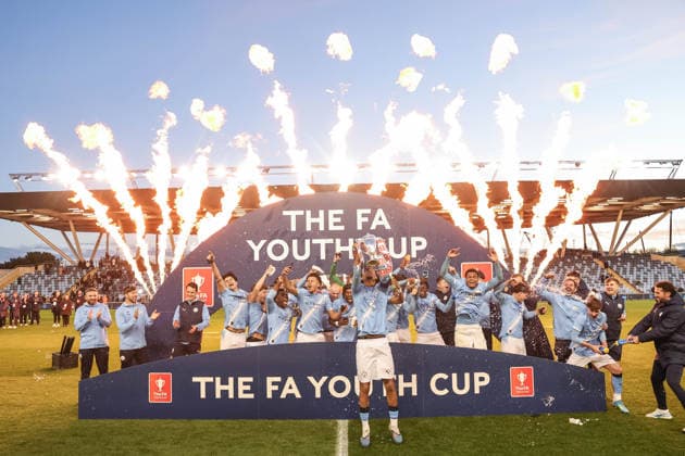 Manchester City v Manchester United, ManU - FA Youth Cup Final Manchester City players lift The FA Youth Cup after defeating Manchester United 2-1 during the FA Youth Cup Final match between Manchester City U18 and Manchester United U18 at Joie Stadium in Manchester, United Kingdom, on May 14, 2026. Manchester Greater Manchester United Kingdom  Copyright: xNewsxImagesx originalFilename:cosgrove-fayouthc260514_npo3k.jpg