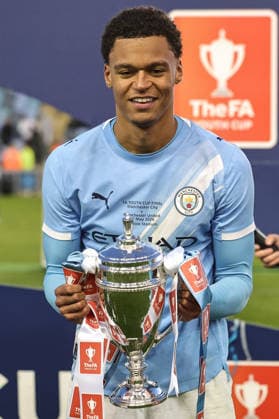 Manchester City v Manchester United, ManU - FA Youth Cup Final Manchester City players lift The FA Youth Cup after defeating Manchester United 2-1 during the FA Youth Cup Final match between Manchester City U18 and Manchester United U18 at Joie Stadium in Manchester, United Kingdom, on May 14, 2026. Manchester Greater Manchester United Kingdom  Copyright: xNewsxImagesx originalFilename:cosgrove-fayouthc260514_npUWv.jpg