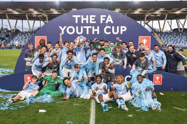 Manchester City v Manchester United, ManU - FA Youth Cup Final Manchester City players lift The FA Youth Cup after defeating Manchester United 2-1 during the FA Youth Cup Final match between Manchester City U18 and Manchester United U18 at Joie Stadium in Manchester, United Kingdom, on May 14, 2026. Manchester Greater Manchester United Kingdom  Copyright: xNewsxImagesx originalFilename:cosgrove-fayouthc260514_npNdS.jpg