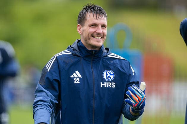 14 05 2026, Soccer, Training of FC Schalke 04 Goalkeeper Kevin Müller FC Schalke 04 laughs Gelsenkirchen Training ground FC Schalke 04 NRW Germany xRHR PHOTO YYx Copyright: RHR-FOTOx RHR-FOTO YY