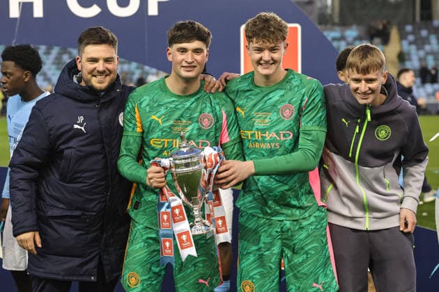 Manchester City v Manchester United, ManU - FA Youth Cup Final Manchester City players lift The FA Youth Cup after defeating Manchester United 2-1 during the FA Youth Cup Final match between Manchester City U18 and Manchester United U18 at Joie Stadium in Manchester, United Kingdom, on May 14, 2026. Manchester Greater Manchester United Kingdom  Copyright: xNewsxImagesx originalFilename:cosgrove-fayouthc260514_npXq2.jpg