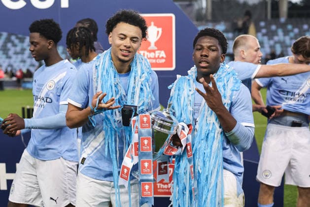 Manchester City v Manchester United, ManU - FA Youth Cup Final Manchester City players lift The FA Youth Cup after defeating Manchester United 2-1 during the FA Youth Cup Final match between Manchester City U18 and Manchester United U18 at Joie Stadium in Manchester, United Kingdom, on May 14, 2026. Manchester Greater Manchester United Kingdom  Copyright: xNewsxImagesx originalFilename:cosgrove-fayouthc260514_npgck.jpg
