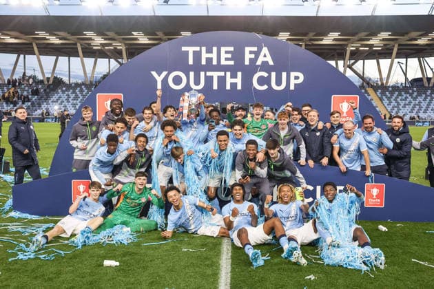 Manchester City v Manchester United, ManU - FA Youth Cup Final Manchester City players lift The FA Youth Cup after defeating Manchester United 2-1 during the FA Youth Cup Final match between Manchester City U18 and Manchester United U18 at Joie Stadium in Manchester, United Kingdom, on May 14, 2026. Manchester Greater Manchester United Kingdom  Copyright: xNewsxImagesx originalFilename:cosgrove-fayouthc260514_npXer.jpg