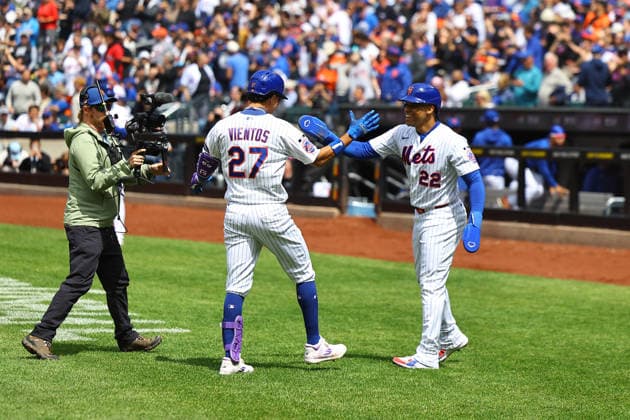 MLB, Baseball Herren, USA Tigers Vs. Mets Mark Vientos of the New York Mets, wearing jersey number 27, is congratulated after hitting a home run during the fifth inning of a baseball game against the Detroit Tigers at Citi Field in Flushing, New York, on May 14, 2026. Flushing N.Y. United States  Copyright: xGordonxDonovanx originalFilename:donovan-mlbtiger260514_nprLV.jpg