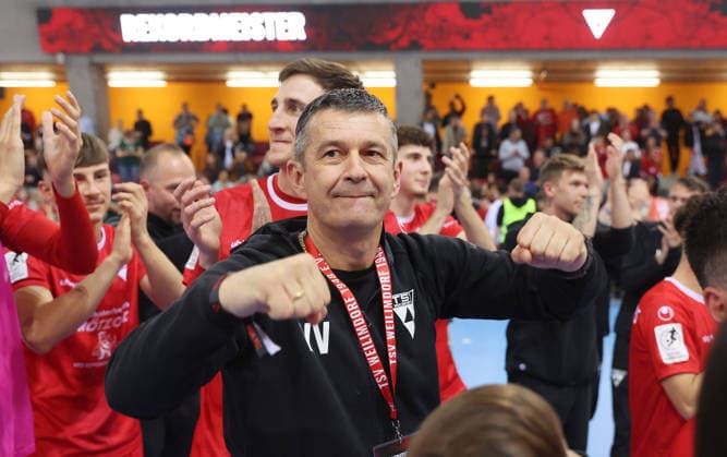 Stuttgart , Futsal Bundesliga Final German Championship Game 2 , TSV Weilimdorf vs HOT 05 Futsal , Coach Vojkan Vukmirovic Weilimdorf