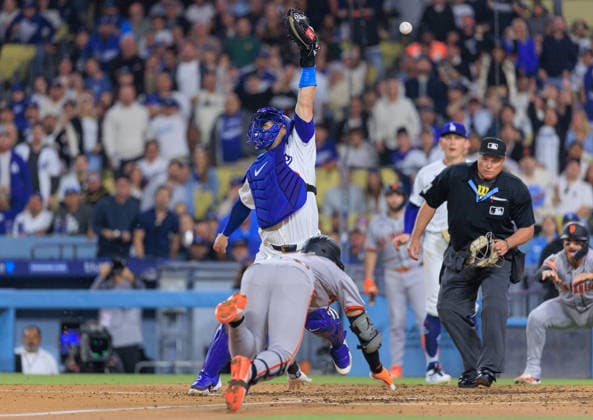 May 14, 2026, Los Angeles, California, USA: Will Smith 16 of the Los Angeles Dodgers is unable to catch the ball for an out at home and allowing Jung Hoo Lee 51 of the San Francisco Giants to score during a regular season MLB, Baseball Herren, USA game on Thursday May 14, 2026 at Dodger Stadium in Los Angeles, California. Dodgers defeat Giants, 5-2. JAVIER ROJAS PI Los Angeles USA - ZUMAp124 20260514_zaa_p124_014 Copyright: xJavierxRojasx