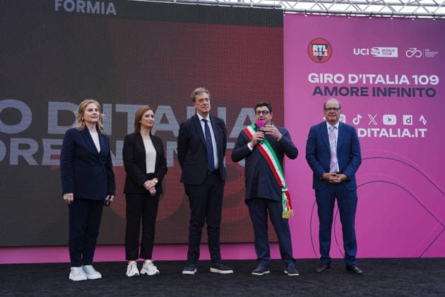 The mayor and local authorities of Formia during Stage 7 of the Giro d™Italia from Formia to Blockhaus, Italy. Friday May 15, 2026.  Copyright: xMassimoxPaolonex xLaPressex