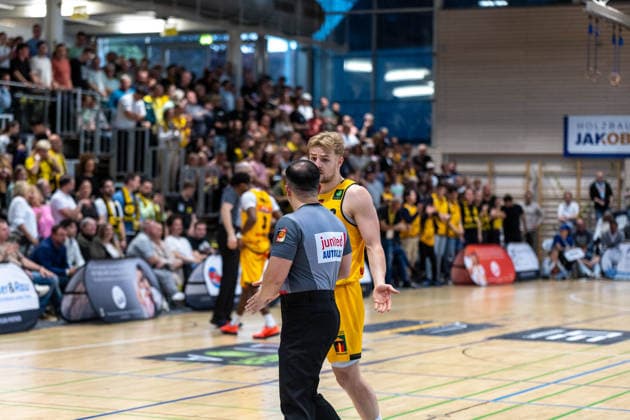 Edris Naim Referee Lucas Mayer Bozic Estriche Knights Kirchheim, 08 GER, Bozic Estriche Knights Kirchheim vs BG Goettingen, BARMER 2 Basketball Bundesliga, Playoffs Game 4, Season 2025 2026, 14 05 2026 GER, Bozic Estriche Knights Kirchheim vs BG Goettingen, BARMER 2 Basketball Bundesliga, Playoffs Game 4, Season 2025 2026, 14 05 2026 Goeppingen Copyright: xEibner-Pressefoto NinaxSanderx EP_NSR