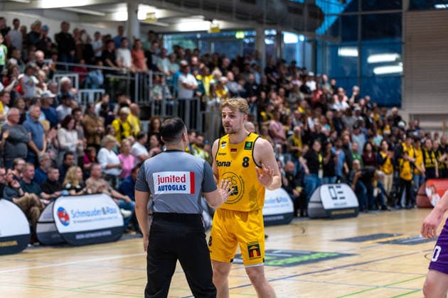 Edris Naim Referee Lucas Mayer Bozic Estriche Knights Kirchheim, 08 GER, Bozic Estriche Knights Kirchheim vs BG Goettingen, BARMER 2 Basketball Bundesliga, Playoffs Game 4, Season 2025 2026, 14 05 2026 GER, Bozic Estriche Knights Kirchheim vs BG Goettingen, BARMER 2 Basketball Bundesliga, Playoffs Game 4, Season 2025 2026, 14 05 2026 Goeppingen Copyright: xEibner-Pressefoto NinaxSanderx EP_NSR