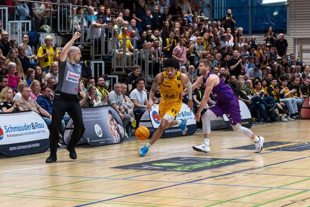 Nicolai Bohn Referee Tylan James Pope Bozic Estriche Knights Kirchheim, 09 Mathis Moenninghoff BG Goettingen, 17 GER, Bozic Estriche Knights Kirchheim vs BG Goettingen, BARMER 2 Basketball Bundesliga, Playoffs Game 4, Season 2025 2026, 14 05 2026 GER, Bozic Estriche Knights Kirchheim vs BG Goettingen, BARMER 2 Basketball Bundesliga, Playoffs Game 4, Season 2025 2026, 14 05 2026 Goeppingen Copyright: xEibner-Pressefoto NinaxSanderx EP_NSR