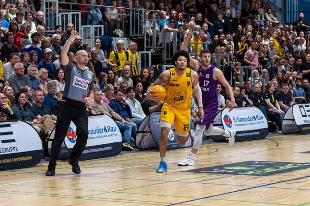 Nicolai Bohn Referee Tylan James Pope Bozic Estriche Knights Kirchheim, 09 Mathis Moenninghoff BG Goettingen, 17 GER, Bozic Estriche Knights Kirchheim vs BG Goettingen, BARMER 2 Basketball Bundesliga, Playoffs Game 4, Season 2025 2026, 14 05 2026 GER, Bozic Estriche Knights Kirchheim vs BG Goettingen, BARMER 2 Basketball Bundesliga, Playoffs Game 4, Season 2025 2026, 14 05 2026 Goeppingen Copyright: xEibner-Pressefoto NinaxSanderx EP_NSR