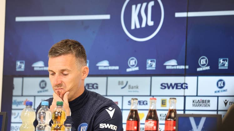 15 05 2026, xrekx, Fußball 2 Bundesliga, Karlsruher SC Pressekonferenz v l Christian Eichner Trainer Karlsruher SC DFL DFB REGULATIONS PROHIBIT ANY USE OF PHOTOGRAPHS as IMAGE SEQUENCES and or QUASI VIDEO Karlsruhe