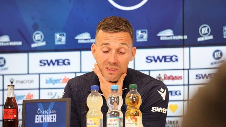 15 05 2026, xrekx, Fußball 2 Bundesliga, Karlsruher SC Pressekonferenz v l Christian Eichner Trainer Karlsruher SC DFL DFB REGULATIONS PROHIBIT ANY USE OF PHOTOGRAPHS as IMAGE SEQUENCES and or QUASI VIDEO Karlsruhe