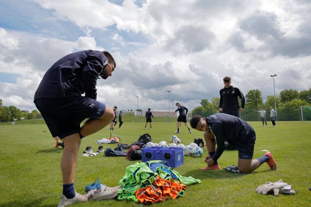 Training CFC 15 05 2026, Chemnitz, Sportforum, Sport, Football, Regionalliga Nordost 2025 2026, CFC, Training The CFC team meets for the last training session of the 2025 26 season before the match against BFC Dynamo li Roman Eppendorfer, Aaron Mensah laces up the shoes Chemnitz Saxony BRD