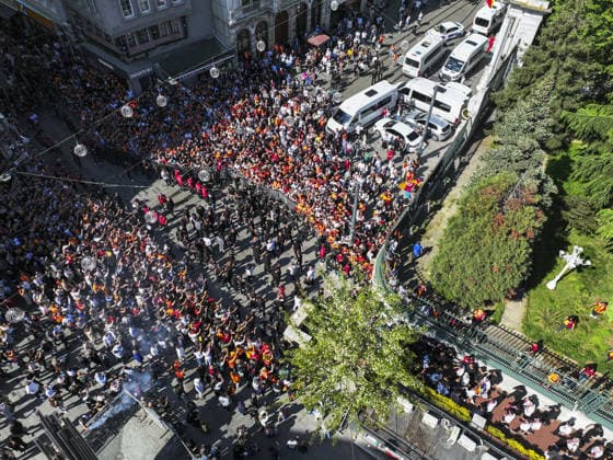 Galatasaray celebrates Turkish Super Lig title in Istanbul ISTANBUL, TURKIYE – MAY 15: Galatasaray players celebrate atop an open-top bus after clinching the 2025-26 Turkish Super Lig title, departing from in front of the historic Galatasaray High School, as thousands of fans line the streets of Istanbul, Turkiye on May 15, 2026. Muhammed Enes Yildirim Anadolu Istanbul Turkey. Editorial use only. Please get in touch for any other usage.  Copyright: x2026xAnadoluxMuhammedxEnesxYildirimx
