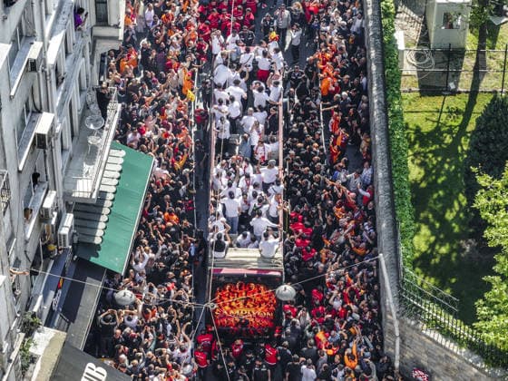 Galatasaray celebrates Turkish Super Lig title in Istanbul ISTANBUL, TURKIYE – MAY 15: Galatasaray players celebrate atop an open-top bus after clinching the 2025-26 Turkish Super Lig title, departing from in front of the historic Galatasaray High School, as thousands of fans line the streets of Istanbul, Turkiye on May 15, 2026. Muhammed Enes Yildirim Anadolu Istanbul Turkey. Editorial use only. Please get in touch for any other usage.  Copyright: x2026xAnadoluxMuhammedxEnesxYildirimx