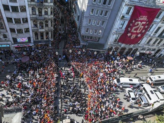 Galatasaray celebrates Turkish Super Lig title in Istanbul ISTANBUL, TURKIYE – MAY 15: Galatasaray players celebrate atop an open-top bus after clinching the 2025-26 Turkish Super Lig title, departing from in front of the historic Galatasaray High School, as thousands of fans line the streets of Istanbul, Turkiye on May 15, 2026. Muhammed Enes Yildirim Anadolu Istanbul Turkey. Editorial use only. Please get in touch for any other usage.  Copyright: x2026xAnadoluxMuhammedxEnesxYildirimx