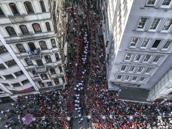 Galatasaray celebrates Turkish Super Lig title in Istanbul ISTANBUL, TURKIYE – MAY 15: Galatasaray players celebrate atop an open-top bus after clinching the 2025-26 Turkish Super Lig title, departing from in front of the historic Galatasaray High School, as thousands of fans line the streets of Istanbul, Turkiye on May 15, 2026. Muhammed Enes Yildirim Anadolu Istanbul Turkey. Editorial use only. Please get in touch for any other usage.  Copyright: x2026xAnadoluxMuhammedxEnesxYildirimx