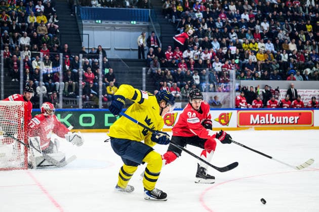 260515 Simon Holmström of Sweden and Porter Martone of Canada during the 2026 IIHF Ice Hockey World Championship match between Canada and Sweden on May 15, 2026 in Fribourg Photo Jesper Zerman BILDBYRAN kod JZ JZ0714 ishockey ice hockey ishockey vm 2026 vm 2026 iihf world championship kanada canada sverige sweden bbeng  Copyright: JESPERxZERMAN BB260515JZ008