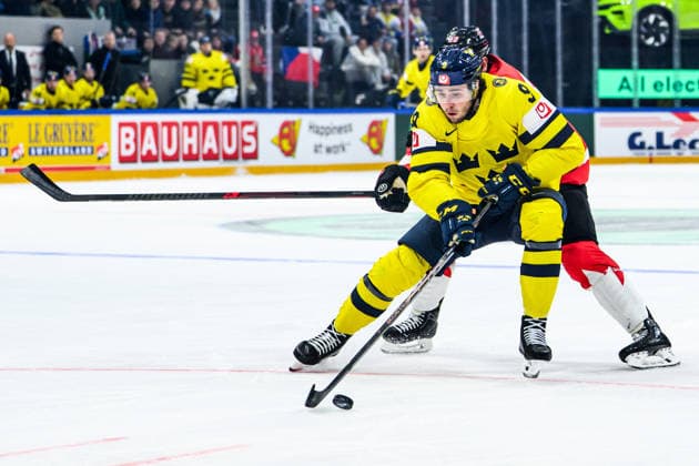 260515 Linus Karlsson of Sweden and Ryan O™Reilly of Canada during the 2026 IIHF Ice Hockey World Championship match between Canada and Sweden on May 15, 2026 in Fribourg Photo Jesper Zerman BILDBYRAN kod JZ JZ0714 ishockey ice hockey ishockey vm 2026 vm 2026 iihf world championship kanada canada sverige sweden bbeng  Copyright: JESPERxZERMAN BB260515BB194