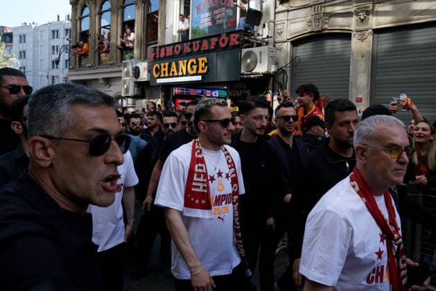 May 15, 2026, Beyoglu, Istanbul, Turkey: Galatasaray s BARIS ALPER YILMAZ in the parade as they celebrate winning Super Lig in Istanbul on May 15, 2026. Beyoglu Turkey - ZUMAu194 20260515_zip_u194_003 Copyright: xTolgaxUluturkx