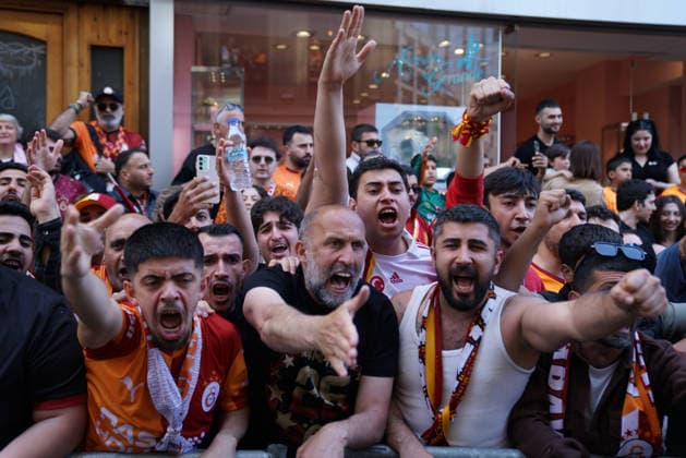May 15, 2026, Beyoglu, Istanbul, Turkey: Galatasaray fans during the bus parade as they celebrate winning Super Lig in Istanbul on May 15, 2026. Beyoglu Turkey - ZUMAu194 20260515_zip_u194_006 Copyright: xTolgaxUluturkx