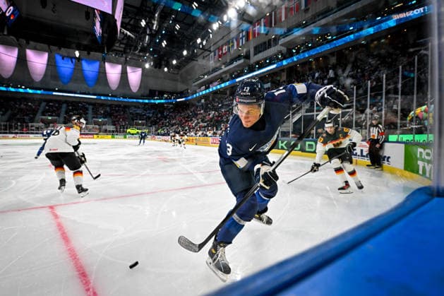 ZURICH, SWITZERLAND MAY 15 Jesse Puljujarvi of Finland in a battle along the boards during the 2026 IIHF Ice Hockey World Championship Switzerland game between Finland and Germany at Swiss Life Arena on May 15, 2026 in Zurich, Zurich Zurich Swiss Life Arena Zurich Switzerland Copyright: xJustPictures.ch AndreaxBrancax jp-en-EuSpIm-JP7_ANB_Fin_Ger_15052026_1024