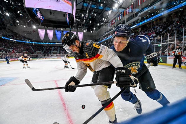 ZURICH, SWITZERLAND MAY 15 Jesse Puljujarvi of Finland and Kai Wissmann of Germany in a battle along the boards during the 2026 IIHF Ice Hockey World Championship Switzerland game between Finland and Germany at Swiss Life Arena on May 15, 2026 in Zurich, Zurich Zurich Swiss Life Arena Zurich Switzerland Copyright: xJustPictures.ch AndreaxBrancax jp-en-EuSpIm-JP7_ANB_Fin_Ger_15052026_1407