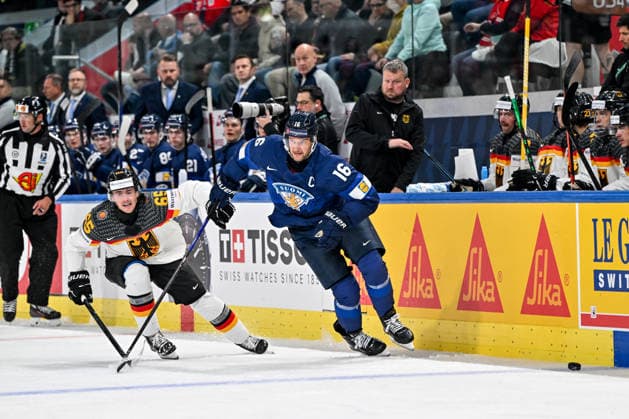 ZURICH, SWITZERLAND MAY 15 Aleksander Barkov of Finland in action chased by Marc Michaelis of Germany during the 2026 IIHF Ice Hockey World Championship Switzerland game between Finland and Germany at Swiss Life Arena on May 15, 2026 in Zurich, Zurich Zurich Swiss Life Arena Zurich Switzerland Copyright: xJustPictures.ch AndreaxBrancax jp-en-EuSpIm-JP7_ANB_Fin_Ger_15052026_8126