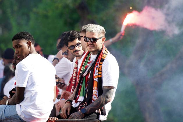 May 15, 2026, Beyoglu, Istanbul, Turkey: Galatasaray s MAURO ICARDI with teammates on the bus parade as they celebrate winning Super Lig in Istanbul on May 15, 2026. Beyoglu Turkey - ZUMAu194 20260515_zip_u194_013 Copyright: xTolgaxUluturkx