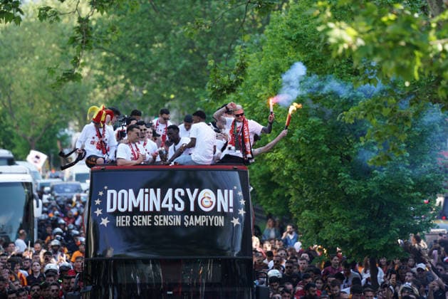 May 15, 2026, Beyoglu, Istanbul, Turkey: Galatasaray s MAURO ICARDI with teammates on the bus parade as they celebrate winning Super Lig in Istanbul on May 15, 2026. Beyoglu Turkey - ZUMAu194 20260515_zip_u194_014 Copyright: xTolgaxUluturkx